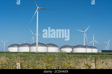 Eemshaven, Groningen / Niederlande - 4. August 2020: Alte und neue Energie in de Eemshaven Niederlande Stockfoto