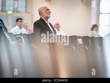 28. August 2020, Hessen, Frankfurt/Main: Dzevad Karahasan sitzt in der ersten Reihe in der Paulskirche vor der Verleihung des Goethe-Preises der Stadt Frankfurt. Die Auszeichnung an den bosnischen Schriftsteller sei ein Bekenntnis zu Toleranz und Verständnis, hieß es in der Begründung. Der Goethe-Preis ist mit 50,000 Euro dotiert und wird alle drei Jahre zum Geburtstag von Johann Wolfgang von Goethe verliehen. Foto: Frank Rumpenhorst/dpa Stockfoto