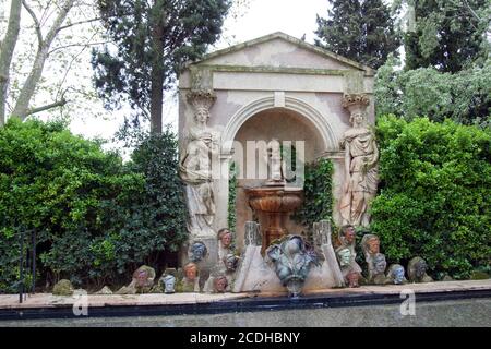 Pubol, Gala Dalí Schlosshaus-Museum EIN Pool mit Wasserspeier, mehrere Skulpturenköpfe, die Richard Wagner darstellen. Dali war ein Bewunderer des Komponisten. Stockfoto