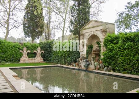 Pubol, Gala Dalí Schlosshaus-Museum EIN Pool mit Wasserspeier, mehrere Skulpturenköpfe, die Richard Wagner darstellen. Dali war ein Bewunderer des Komponisten. Stockfoto