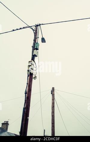 Blick auf einen Strommast und einen Telefonmast in Consett, County Durham, Großbritannien Stockfoto