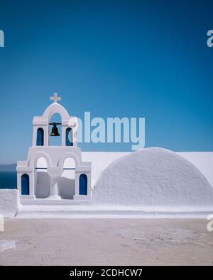 Santorini, Griechenland. Picturesq Blick auf traditionellen Kykladen Santorini Häuser auf kleinen Straße mit Blumen im Vordergrund. Lage: das Dorf Oia Stockfoto