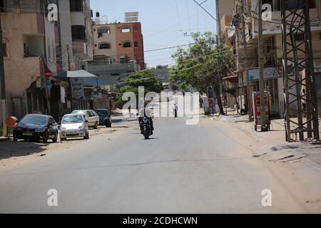 Nuseirat Flüchtlingslager, Gaza-Streifen, Palästina. August 2020. Das Flüchtlingslager Nuseirat im Zentrum des Gazastreifens wurde durch die Entscheidung der Behörden, die Ausbreitung des Coronavirus zu verhindern, im Gazastreifen gesperrt. Kredit: Hassan Jedi/Quds Net Nachrichten/ZUMA Wire/Alamy Live Nachrichten Stockfoto