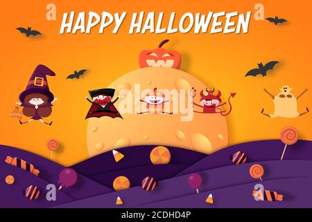 Gruppe von glücklichen Kindern in Halloween Kostüm mit Süßigkeiten, Mond, Kürbis und Fledermaus. Happy Halloween Day Hintergrund. Stock Vektor