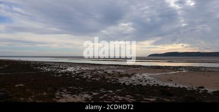 Ein Blick über die Red Wharf Bay, vom Isle of Anglesey Coastal Path aus gesehen, Wales, Großbritannien. Stockfoto