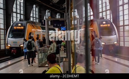 Berlin, Deutschland. August 2020. Ein Regionalzug fährt in die Friedrichstraße. Quelle: Paul Zinken/dpa-Zentralbild/dpa/Alamy Live News Stockfoto