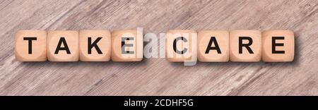 Achten Sie darauf, auf Holzwürfel geschrieben Stockfoto