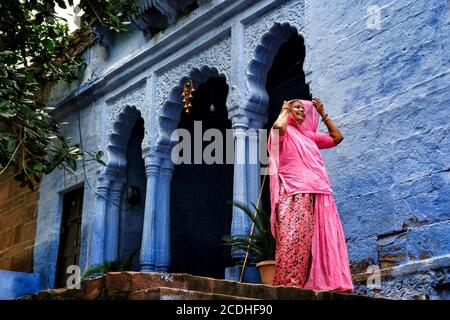 Jodhpur, Indien - 2020. August: Eine Frau, die am 16. August 2020 in Rajasthan, Indien, eine Straße entlang in Jodhpur geht. Stockfoto