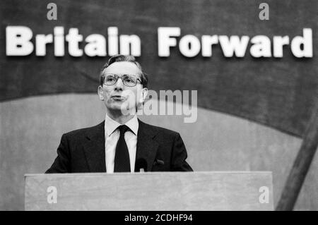 Norman Fowler MP hält eine Rede während der konservativen Parteikonferenz im Brighton International Centre. 06. Oktober 1992. Foto: Neil Turner Stockfoto