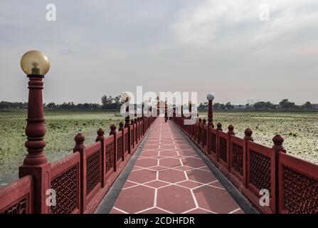 jal mandir pawapuri lord mahavir jain Tempel ist in der Mitte des Sees bei pawapuri Bihar indien. Es wird betrachtet, der Ort der Rettung des lords zu sein Stockfoto