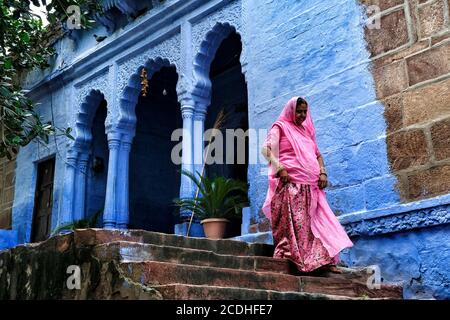 Jodhpur, Indien - 2020. August: Eine Frau, die am 16. August 2020 in Rajasthan, Indien, eine Straße entlang in Jodhpur geht. Stockfoto