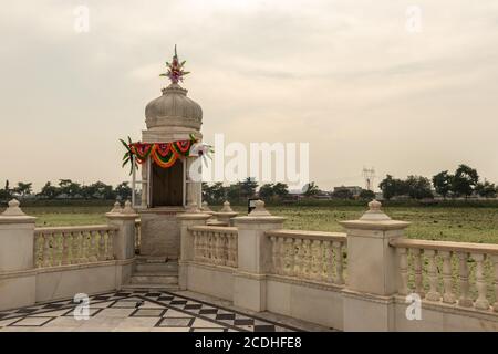 jal mandir pawapuri lord mahavir jain Tempel ist in der Mitte des Sees bei pawapuri Bihar indien. Es wird betrachtet, der Ort der Rettung des lords zu sein Stockfoto