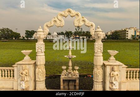 jal mandir pawapuri lord mahavir jain Tempel ist in der Mitte des Sees bei pawapuri Bihar indien. Es wird betrachtet, der Ort der Rettung des lords zu sein Stockfoto