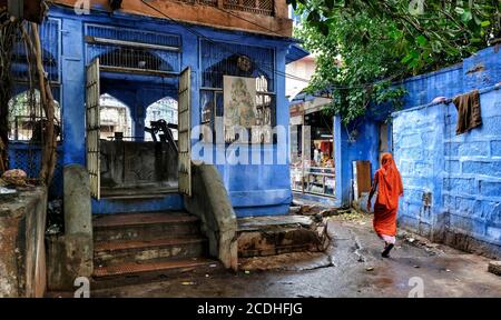 Jodhpur, Indien - 2020. August: Eine Frau, die am 16. August 2020 in Rajasthan, Indien, eine Straße entlang in Jodhpur geht. Stockfoto