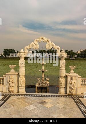 jal mandir pawapuri lord mahavir jain Tempel ist in der Mitte des Sees bei pawapuri Bihar indien. Es wird betrachtet, der Ort der Rettung des lords zu sein Stockfoto