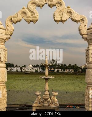 jal mandir pawapuri lord mahavir jain Tempel ist in der Mitte des Sees bei pawapuri Bihar indien. Es wird betrachtet, der Ort der Rettung des lords zu sein Stockfoto