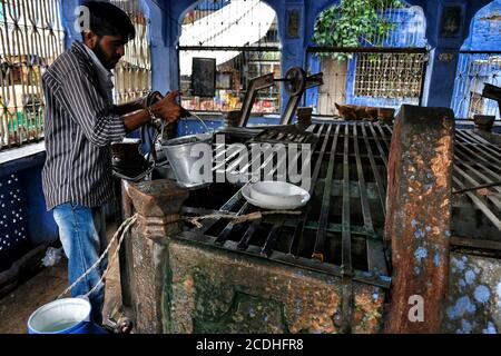 Jodhpur, Indien - August 2020: Ein Mann, der Wasser aus einem Brunnen in Jodhpur am 16. August 2020 in Rajasthan, Indien, zieht. Stockfoto