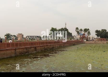 jal mandir pawapuri lord mahavir jain Tempel ist in der Mitte des Sees bei pawapuri Bihar indien. Es wird betrachtet, der Ort der Rettung des lords zu sein Stockfoto