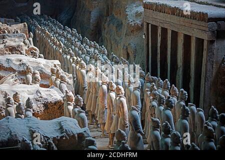 Terrakotta-Armee, Skulpturen von Soldaten, die die Armeen von Qin Shi Huang, erster Kaiser von China in der Nähe von Xi'an / Sian, Lintong Bezirk, Shaanxi Stockfoto