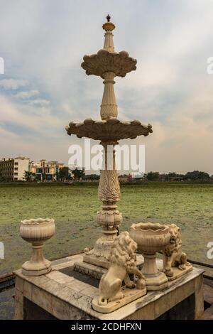 jal mandir pawapuri lord mahavir jain Tempel ist in der Mitte des Sees bei pawapuri Bihar indien. Es wird betrachtet, der Ort der Rettung des lords zu sein Stockfoto