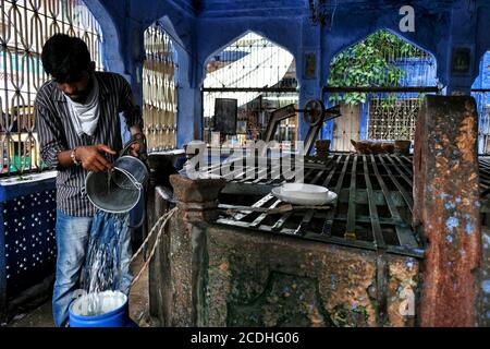 Jodhpur, Indien - August 2020: Ein Mann, der Wasser aus einem Brunnen in Jodhpur am 16. August 2020 in Rajasthan, Indien, zieht. Stockfoto