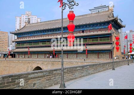 Rote chinesische Laternen und der Anding Gate / West Gate Turm an der Stadtmauer in Xi'an / Sian, Yanta District, Shaanxi, China Stockfoto