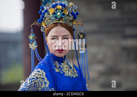 Nahaufnahme Porträt von Hanzu / Han Chinesisches Mädchen in traditioneller Kleidung in der Stadt Xi'an / Sian, Yanta Bezirk, Shaanxi, China Stockfoto