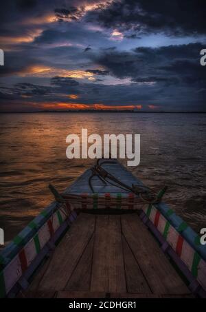 Sonnenuntergang Inmitten Des Flusses Brahmaputra Stockfoto