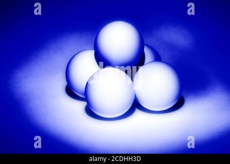 Vier weiße Bälle für Tischtennis Stockfoto