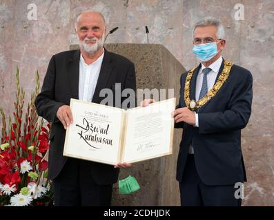 28. August 2020, Hessen, Frankfurt/Main: Dzevad Karahasan (l) erhält den Goethe-Preis der Stadt Frankfurt vom Frankfurter Oberbürgermeister Peter Feldmann (r) in der Paulskirche. Die Auszeichnung an den bosnischen Schriftsteller sei ein Bekenntnis zu Toleranz und Verständnis, hieß es in der Begründung. Der Goethe-Preis ist mit 50,000 Euro dotiert und wird alle drei Jahre zum Geburtstag von Johann Wolfgang von Goethe verliehen. Foto: Frank Rumpenhorst/dpa Stockfoto