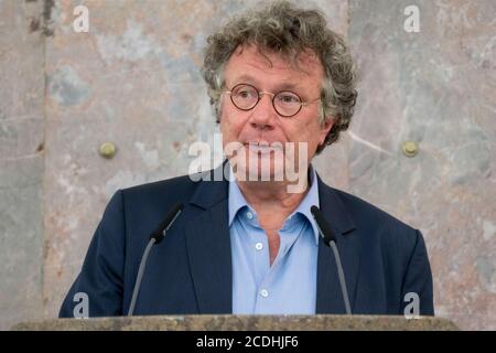 28. August 2020, Hessen, Frankfurt/Main: Schriftsteller Ingo Schulze spricht als Laudator in der Paulskirche bei der Verleihung des Goethe-Preises der Stadt Frankfurt an den bosnischen Schriftsteller Dzevad Karahasan. Der Goethe-Preis ist mit 50,000 Euro dotiert und wird alle drei Jahre zum Geburtstag von Johann Wolfgang von Goethe verliehen. Foto: Frank Rumpenhorst/dpa Stockfoto