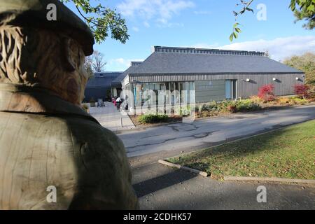 Belleisle Park Scuplture, Ayr, Ayrshire, Schottland, Großbritannien. James Braid Gedenkschnitzerei vor dem neuen Clubhaus. James Braid war ein schottischer Profi Stockfoto