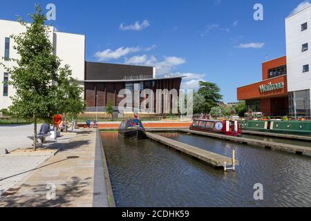 Grand Union Canal Basin neben Aylesbury Waterside Theatre, Aylesbury, Buckinghamshire, Großbritannien. Stockfoto