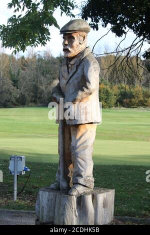 Belleisle Park Scuplture, Ayr, Ayrshire, Schottland, Großbritannien. James Braid Gedenkschnitzerei vor dem neuen Clubhaus. James Braid war ein schottischer Profi Stockfoto