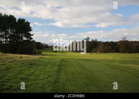 Ayr, Schottland, 29. Oktober 2019 Golfplatz Belleisle Park, Ausschilderloch mit Blick auf die Isle of Arran in der Ferne Credit : Alister Firth Stockfoto