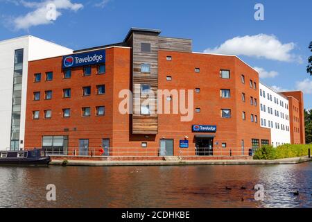 Die Travelodge Aylesbury am Grand Union Canal in Aylesbury, Buckinghamshire, Großbritannien. Stockfoto