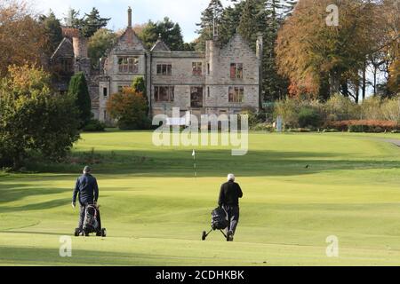 Ayr, Schottland, 29. Oktober 2019 Belleisle Park Gold Course, zwei Golfer zu Fuß in Richtung der ausgebrannten Ruine des Belleisle Hotel Credit : Alister Firth Stockfoto