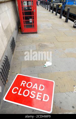 London, England, Großbritannien. Straße geschlossen Schild liegt auf dem Bürgersteig in Whitehall Stockfoto