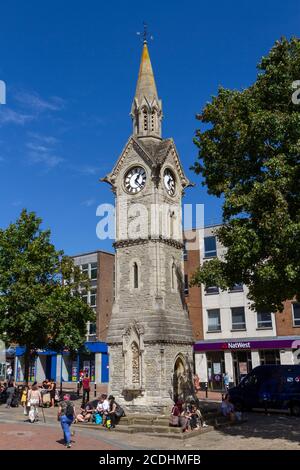 Der Uhrturm im Zentrum des Marktplatzes in Aylesbury, Buckinghamshire, Großbritannien. Stockfoto