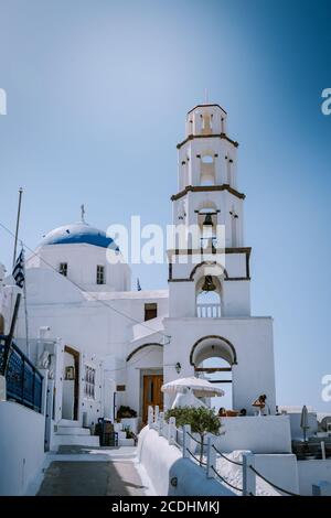 Pyrgos, Santorini, Griechenland. Berühmte Attraktion des weißen Dorfes mit gepflasterten Straßen, griechischen Kykladen Inseln, Ägäis Stockfoto