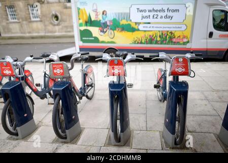 London, England, Großbritannien. Santander mietet Fahrräder - "Boris Bikes" - in Westminster Stockfoto