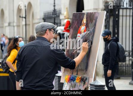 London, England, Großbritannien. Künstler malte einen der Rettungsgarde (Soldaten der Hauskavallerie), der vor den Horse Guards in Whitehall Dienst hat Stockfoto