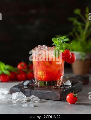 Eis Tomatensaft in einem Glas Kelch. Selektiver Fokus. Stockfoto