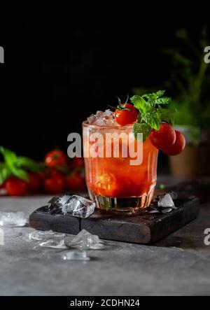 Eis Tomatensaft in einem Glas Kelch. Selektiver Fokus. Stockfoto