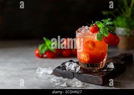 Eis Tomatensaft in einem Glas Kelch. Selektiver Fokus. Stockfoto