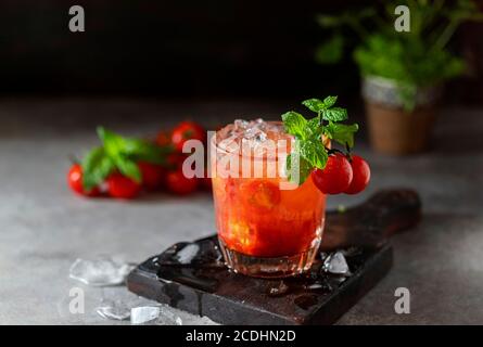 Eis Tomatensaft in einem Glas Kelch. Selektiver Fokus. Stockfoto