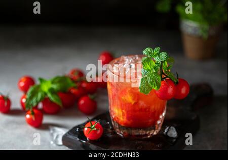 Eis Tomatensaft in einem Glas Kelch. Selektiver Fokus. Stockfoto