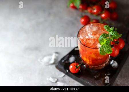 Eis Tomatensaft in einem Glas Kelch. Selektiver Fokus. Stockfoto