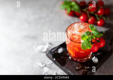 Eis Tomatensaft in einem Glas Kelch. Selektiver Fokus. Stockfoto