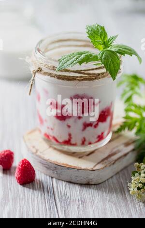 Himbeer-Smoothie, Milchshake in einem Glas auf hellem Hintergrund. Joghurt-Cocktail. Natürliches Detox-Getränk im Sommer. Gesunde Ernährung Konzept. Stockfoto